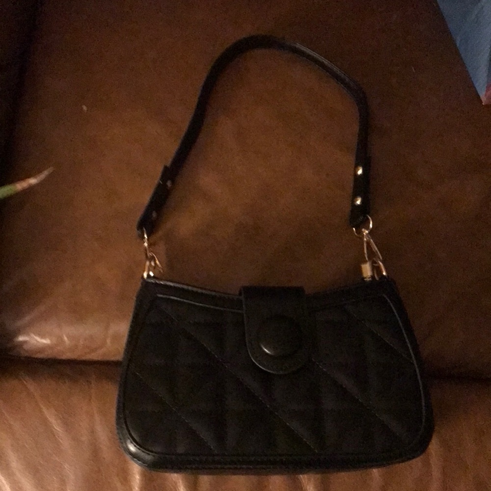 shoulder bag with removable strap. Quilted front. Inside zipper,slit pocket